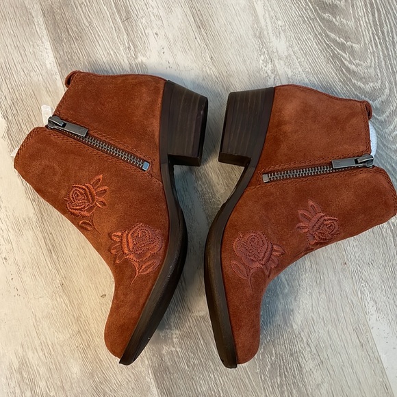 NIB Lucky Brand Basel Red Oak Oiled Suede Leather Floral Booties Boots 5 - Picture 4 of 9